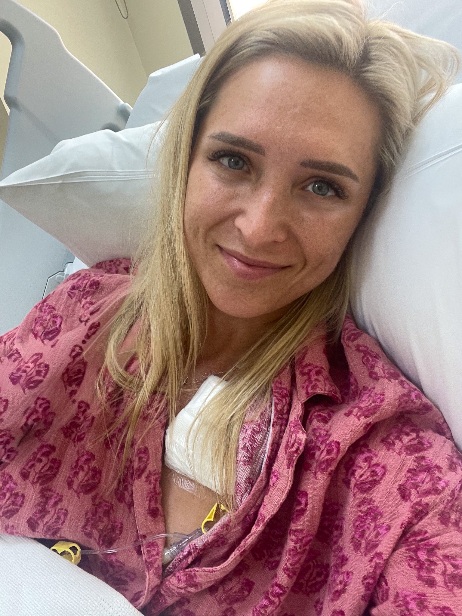 Describes the appearance of the image